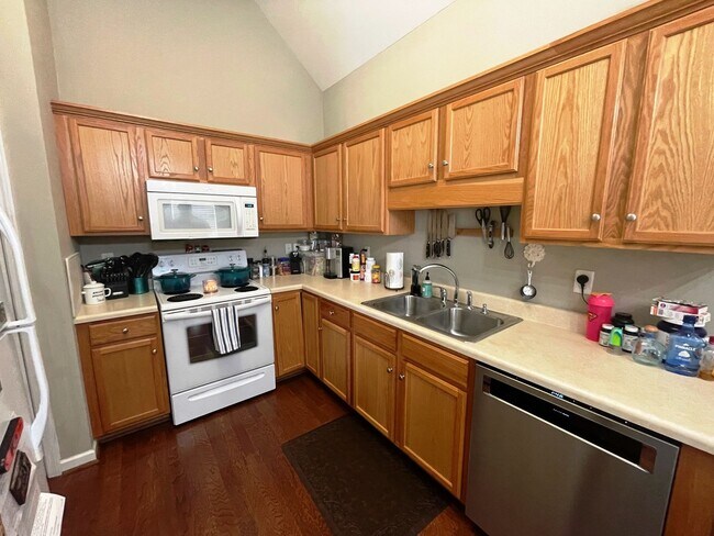 Foto del edificio - One Level two bedroom, two bath townhouse ...