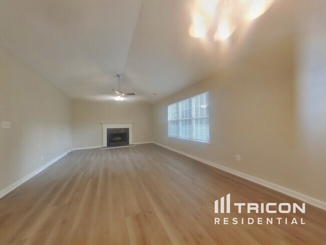 Foto del edificio - 3010 Lake Park Ct