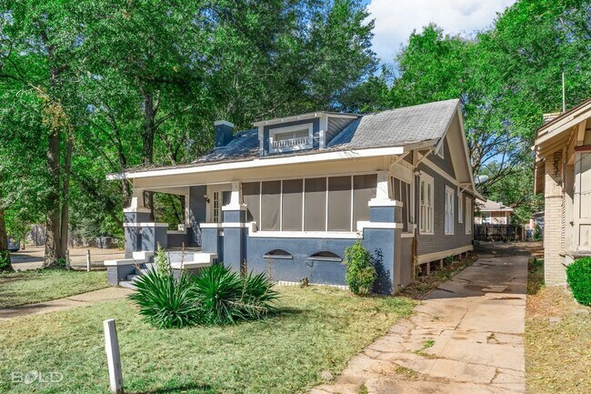 Building Photo - Half off the first Full Months rent! Updat...