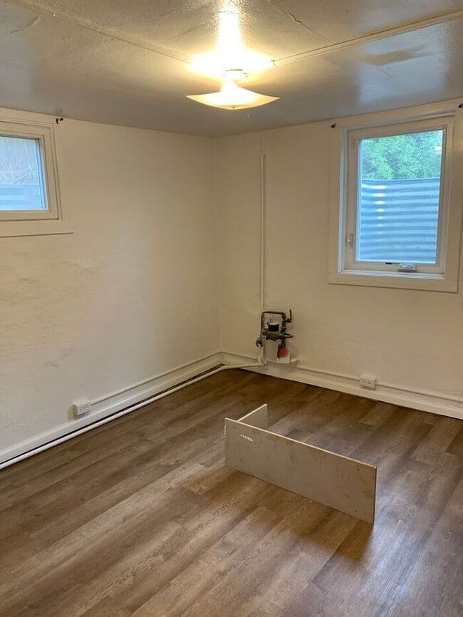 Building Photo - 1 bedroom, 1 bath Lower Level Duplex Unit ...