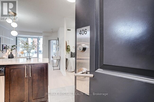 Photo du bâtiment - 125 Western Battery Rd