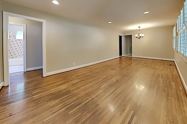 Building Photo - Beautiful Renovated Home in Nashville!