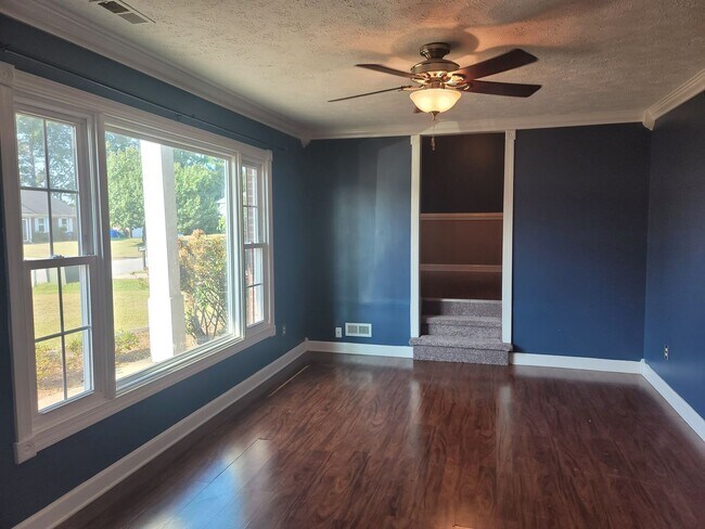 Foto del edificio - New to the Rental Market!  3 Bdrm/ 2.5 Bath Tri-Level Home! Located in Quiet Neighborhood!