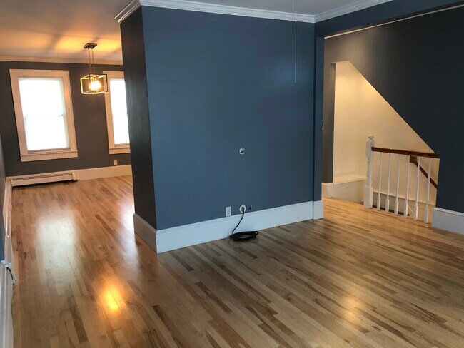 Sala de estar con separador de concepto abierto entre cocina y sala de estar; el separador tiene un armario para abrigos - 231 Broadway