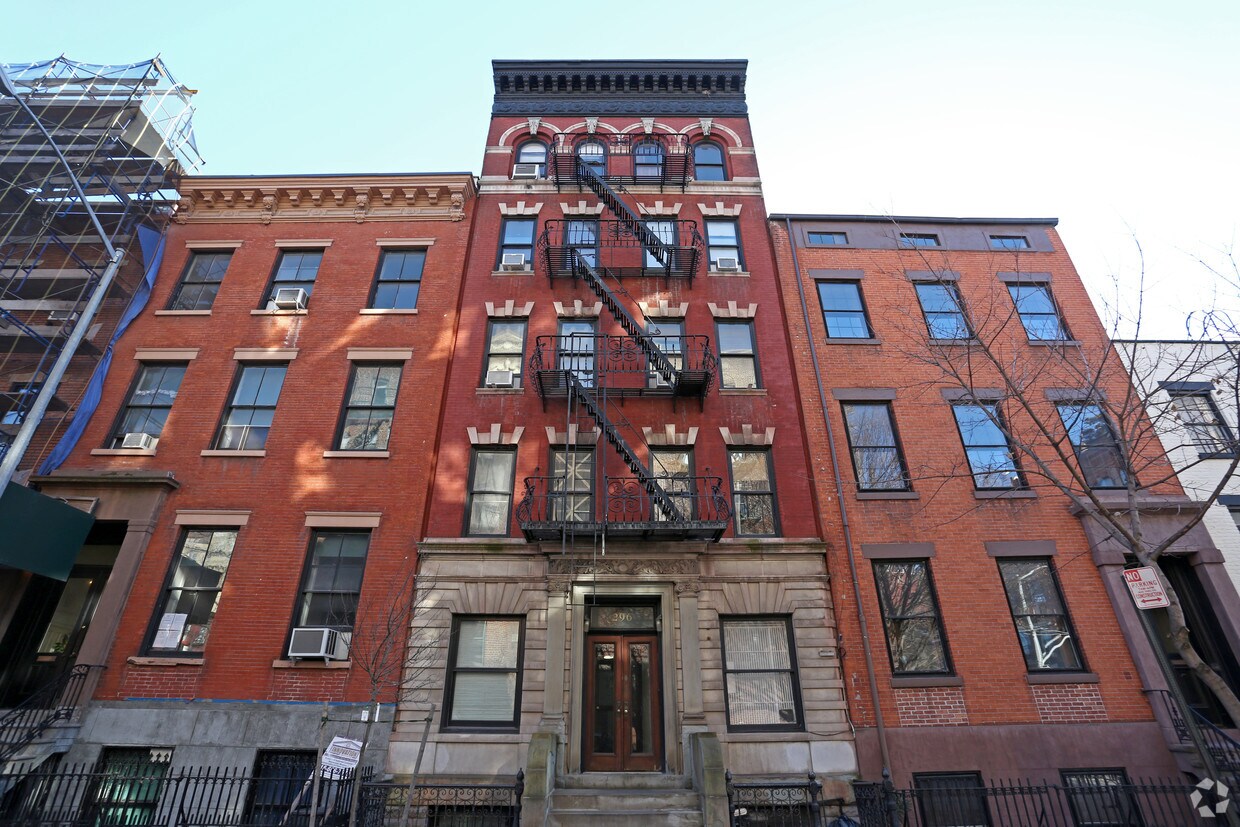Building Photo - 296 W 11th St