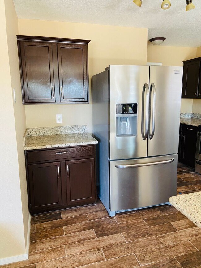 Foto del edificio - 5 bedroom 3 bath Remolded home Ready to move in!