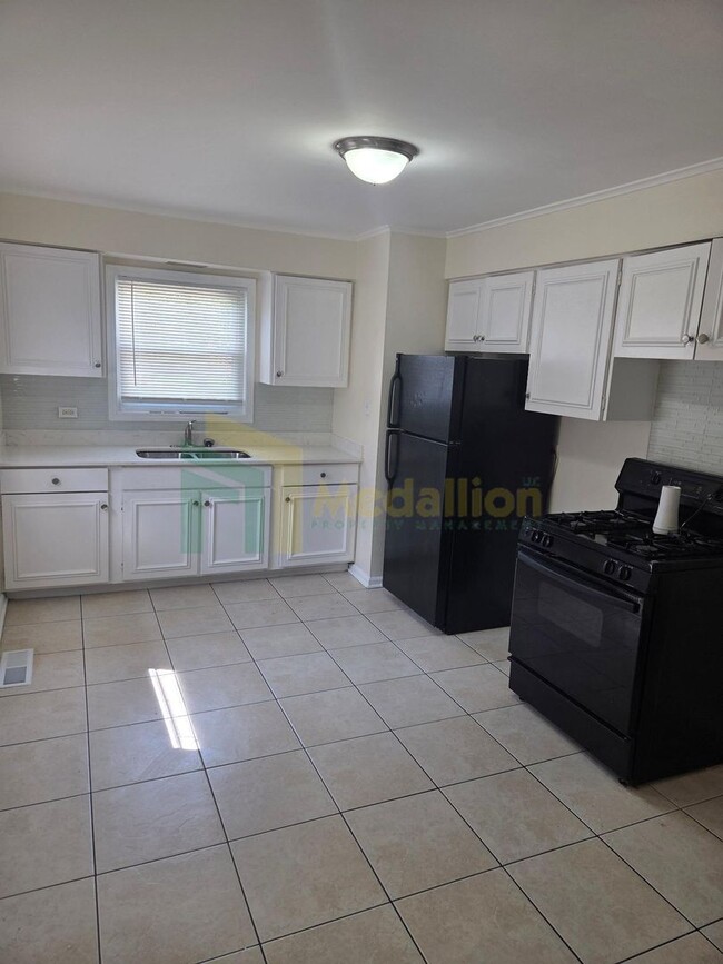 Building Photo - Spacious 3BR/1BA Home with Modern Upgrades