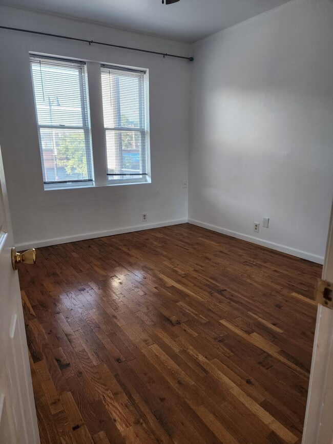 Building Photo - 1549 N Maplewood Ave