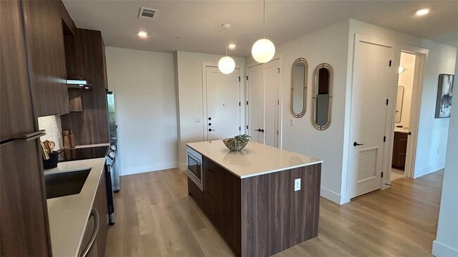 Foto del edificio - 1701 Simond Ave Ave