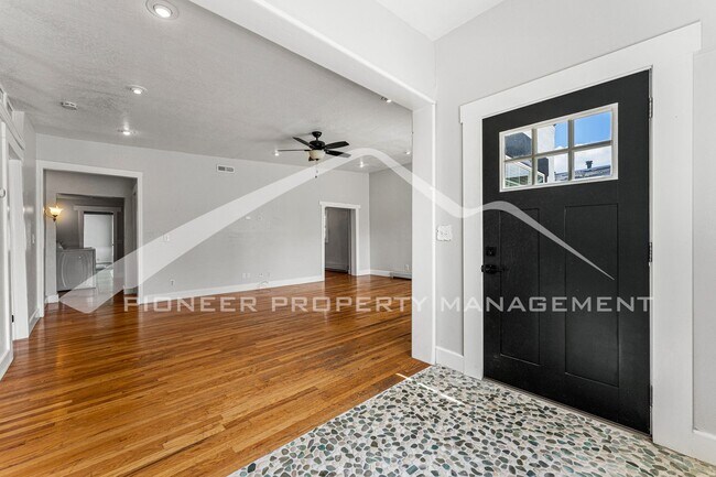 Building Photo - Charming Home with Washer/Dryer and Fenced...