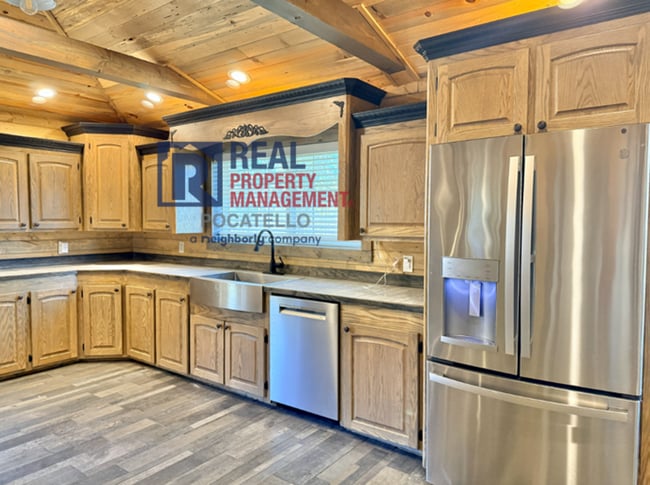 Building Photo - Beautiful 5 bed 2 bath country living - 5+...