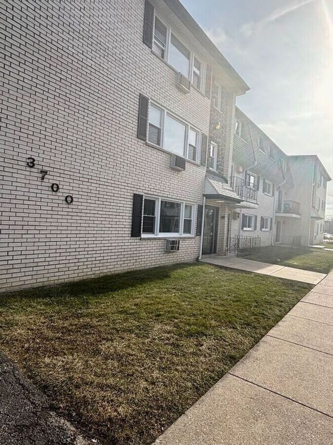 Building Photo - 3710 W 119th St