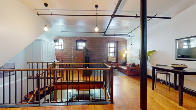 Building Photo - 19 Stanhope St