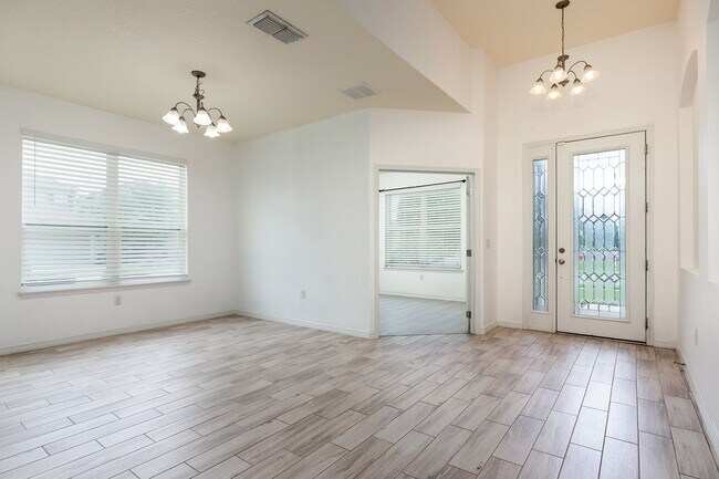 Building Photo - Swimming pool in Community here in this great 3 bdrm home!