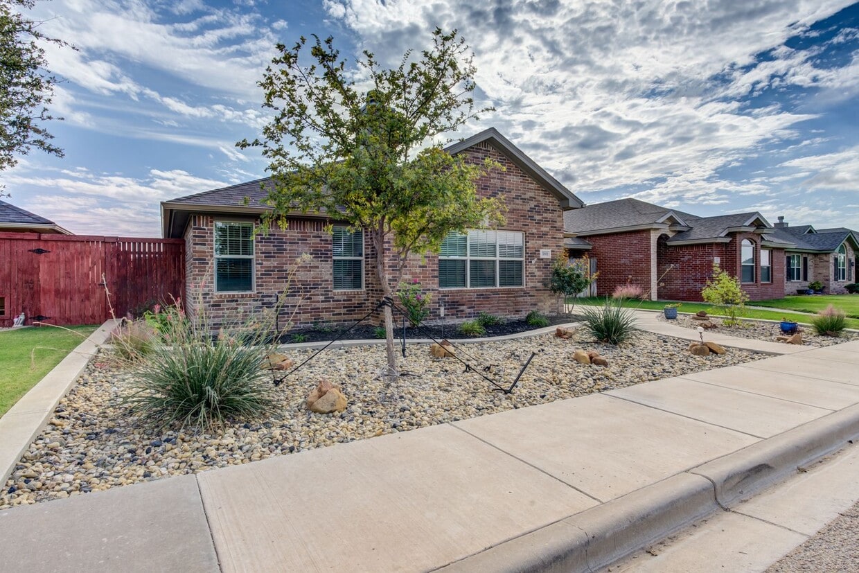 Primary Photo - Garden Home In Cooper West