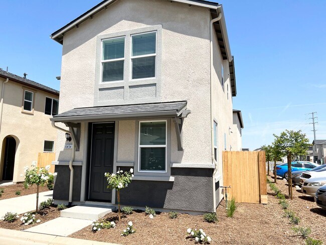 Foto del edificio - Brand new 3 bedroom / 2.5 bath in Clovis Unified School District