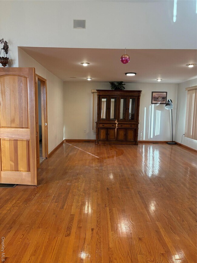 Foto del edificio - 258-05 83rd Ave