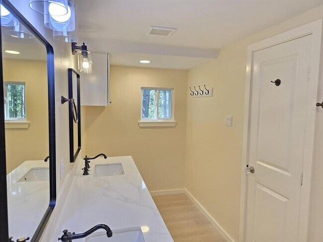 Foto del edificio - 5060 Evergreen Forest Ln