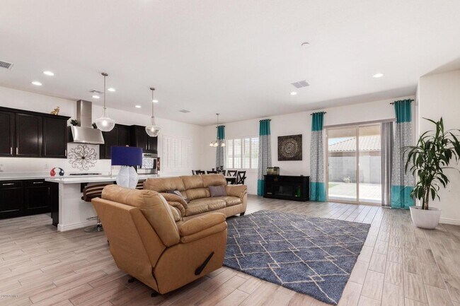Foto del edificio - Beautiful newer single level 4 bed + den 3...