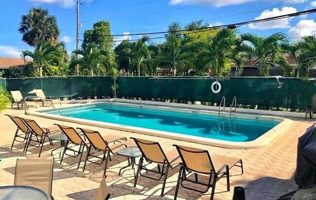 Foto del edificio - 2400 E Commercial Blvd