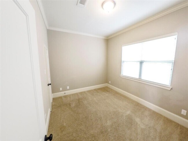 Building Photo - 736 Nicholson St