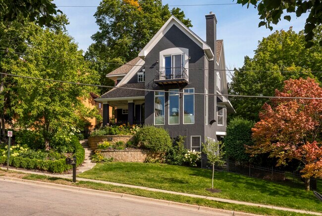 Esta casa ofrece 3 dormitorios, 3 baños y 3,428 pies cuadrados terminados. - 745 Rice St E