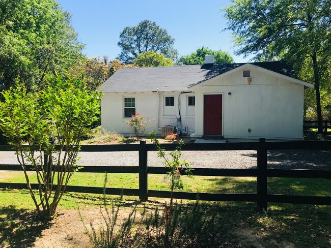 Building Photo - 2 Bedroom/1 Bath