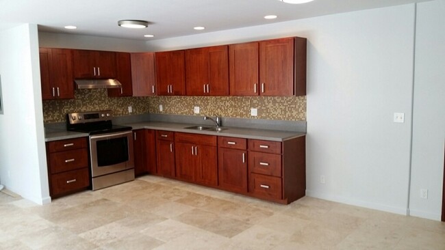 Building Photo - Kaimuki Duplex, 3 Bedroom, 2 baths, 2 park...