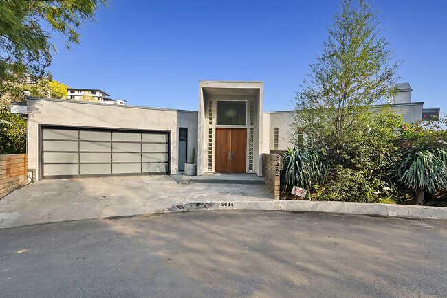 Building Photo - 8634 Franklin Ave