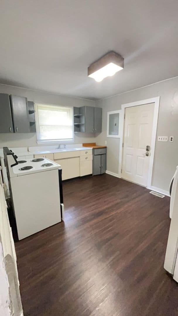 Building Photo - Massive Loft Area