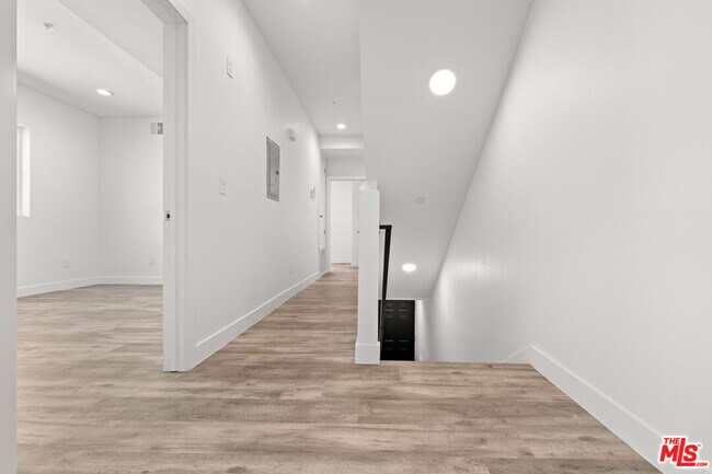 Building Photo - 603 W 41st Pl