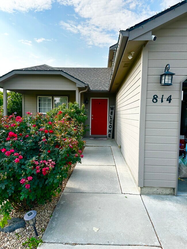 Building Photo - 814 Antelope Way