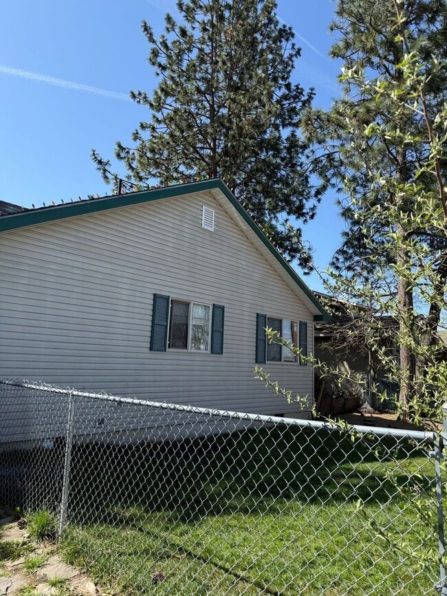 Building Photo - 1806 E 3rd Ave