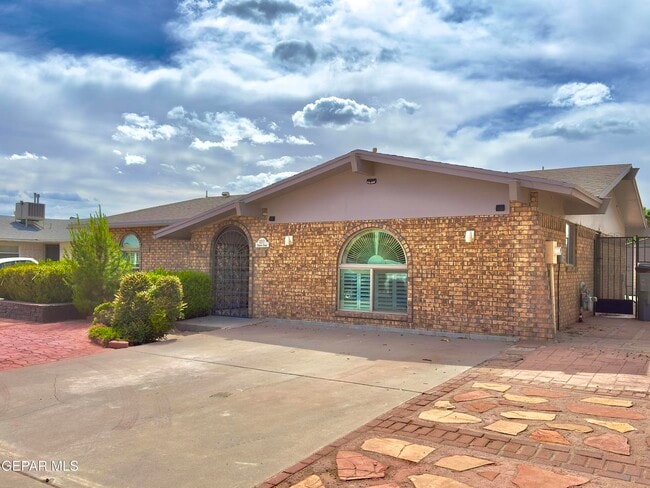 Foto del edificio - 3217 Funston Pl