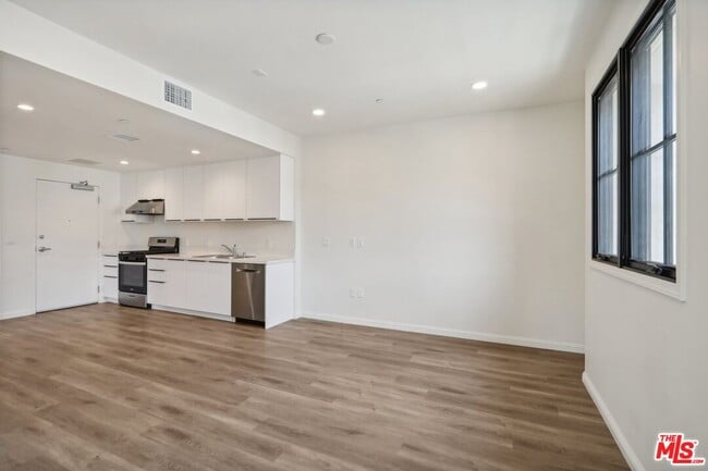 Building Photo - 951 S Wilton Pl