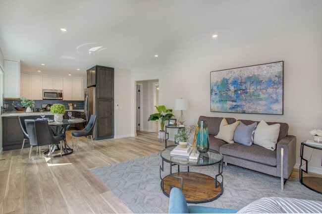Building Photo - STUNNING REMODELED UPSTAIRS 2BD/2BA UNIT I...