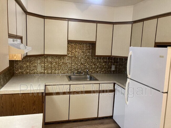 Building Photo - 6045 In the Pines Dr SE
