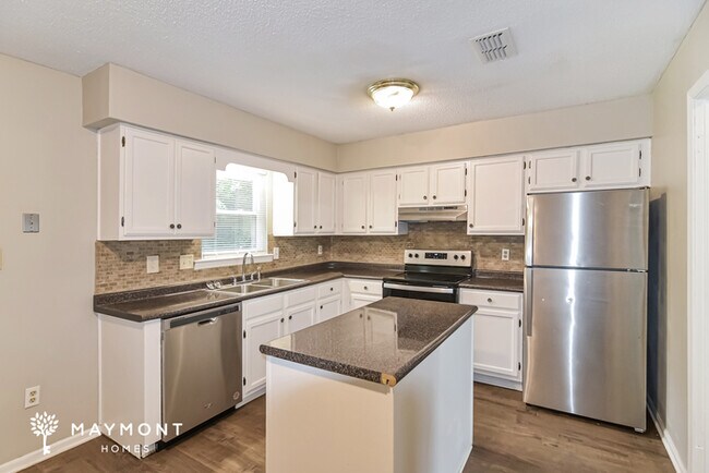 Building Photo - 5805 Hyde Park Dr