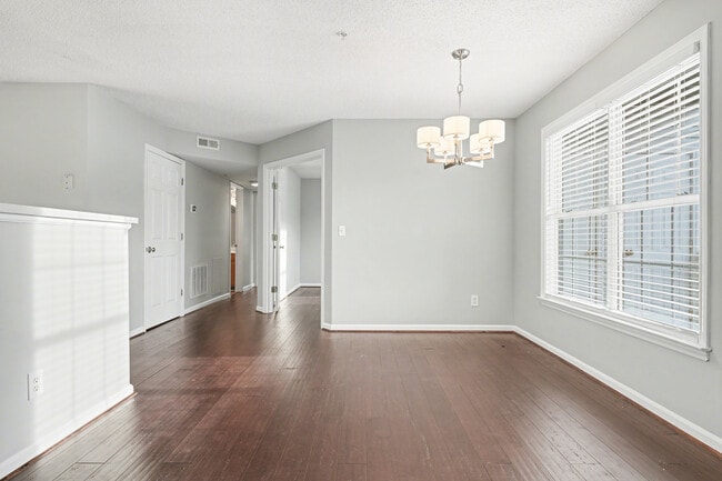 Building Photo - 421 Rivertree Ln