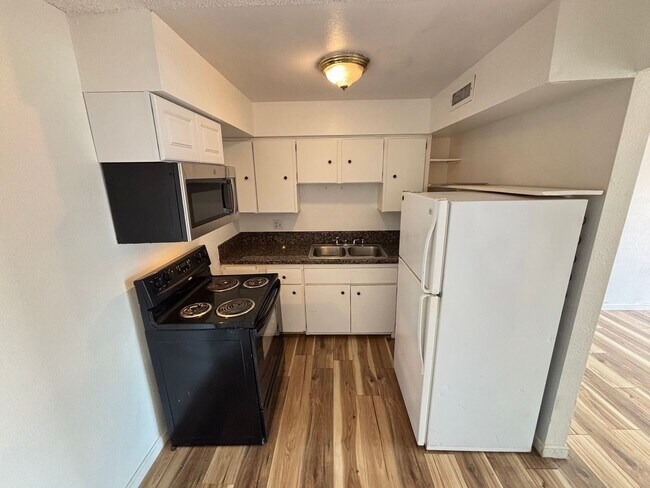 Foto del edificio - Delightful 1Bed/1Bath Ground-Level Condo!