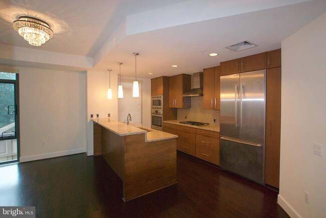 Foto del edificio - 7171 Woodmont Ave