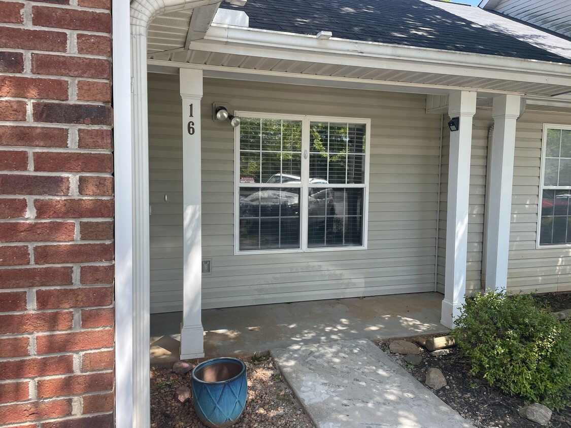 Entry - 16 Creekbend Ct