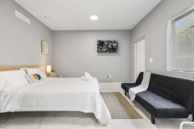 Building Photo - 1350 NW 28th St