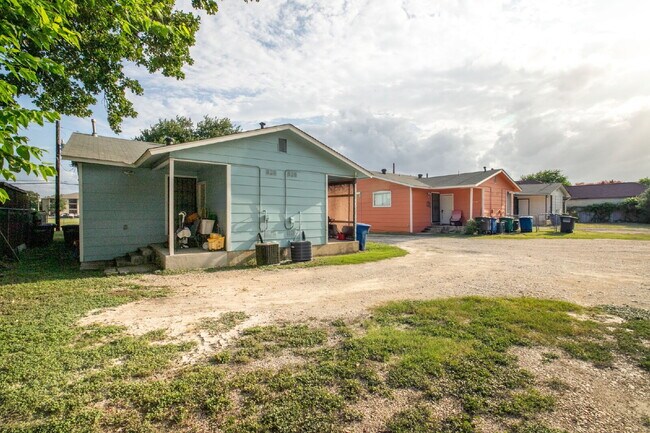 Building Photo - Cozy 1 Bed, 1 Bath Duplex A Block From Woodlawn Lake