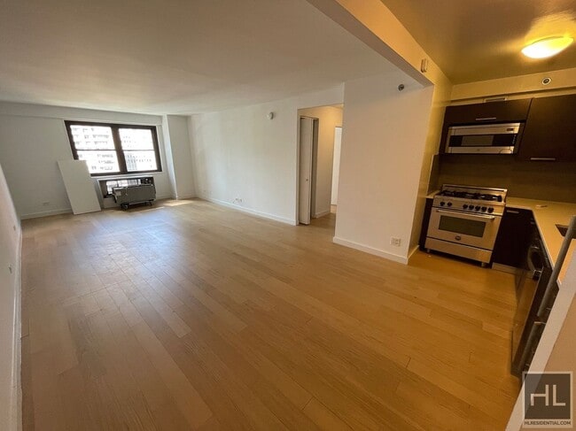Building Photo - MASSIVE Murray Hill 3 Bed 2 Bath - WON'T L...