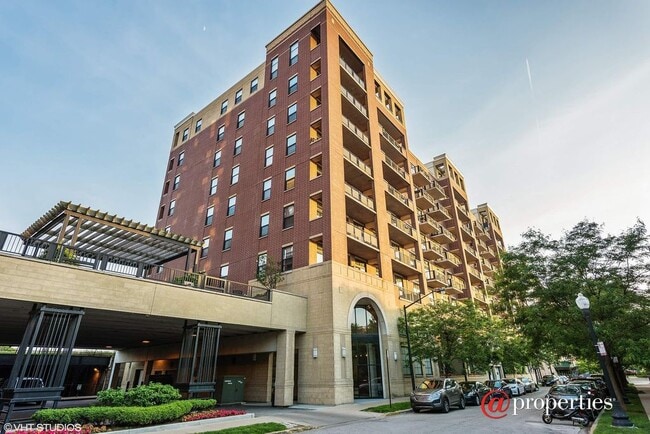 Building Photo - 833 W 15th Pl