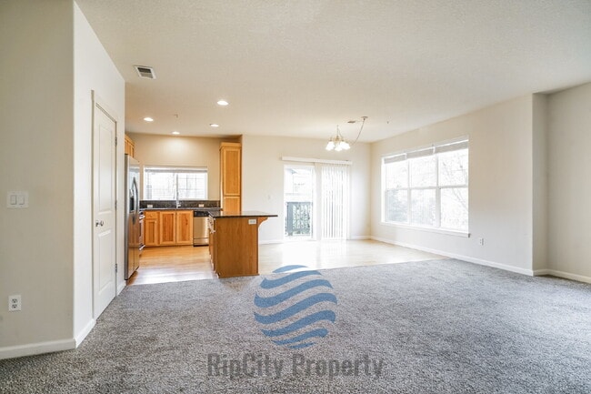 Building Photo - 1090 SW 170th Ave