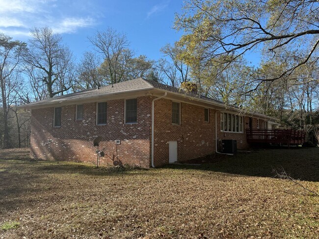 Foto del edificio - Pinson - Open Floor Plan with Large Living & Family Rooms 2 Bedrooms 2 Bath over 2500 sqft