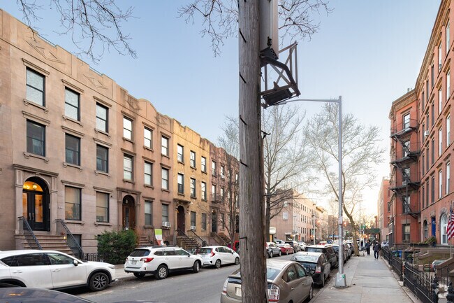 Building Photo - 541 Henry St