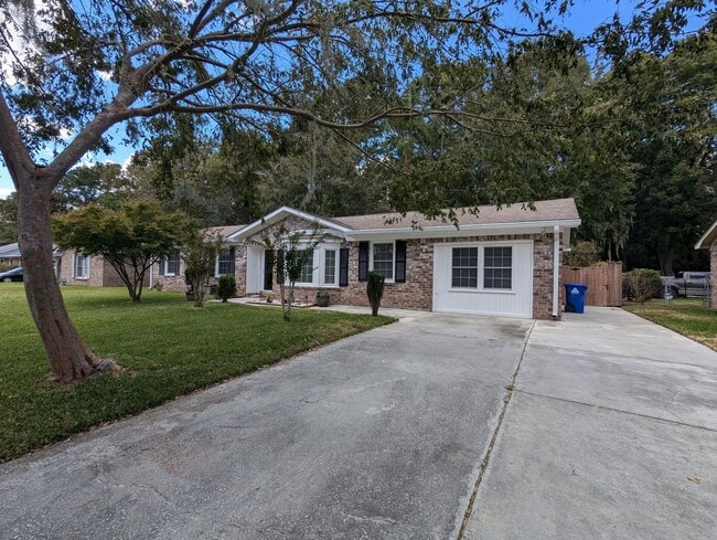 Building Photo - Ranch Style 3BD/ 2 Bath - Fully Fenced In!